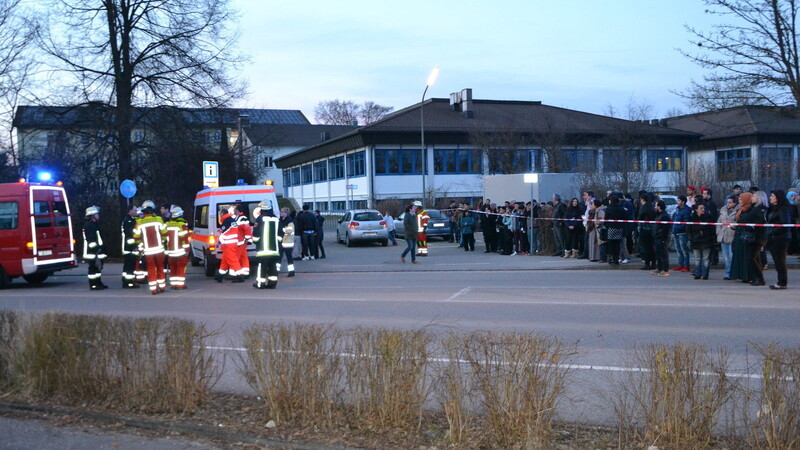 Im März kam in Mainburg ein 14-jähriger Junge bei einem Unfall ums Leben. Auch damals hatte die Polizei mit etlichen Schaulustigen zu kämpfen. (Foto: Archiv)