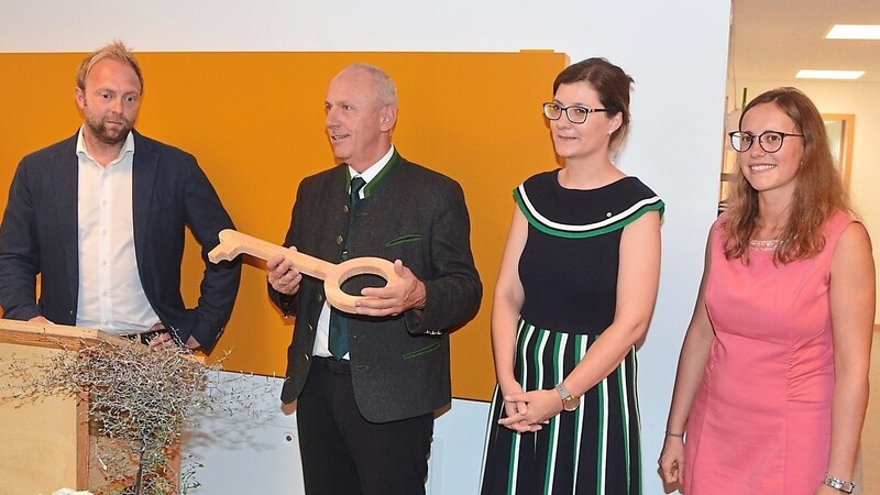 Den symbolischen Schlüssel überreichte Architekt Florian Wimmer (von links) an Bürgermeister Josef Reff, daneben Stefanie Martin von der AWO und die Kindergartenleiterin Manuela Hartshauser.