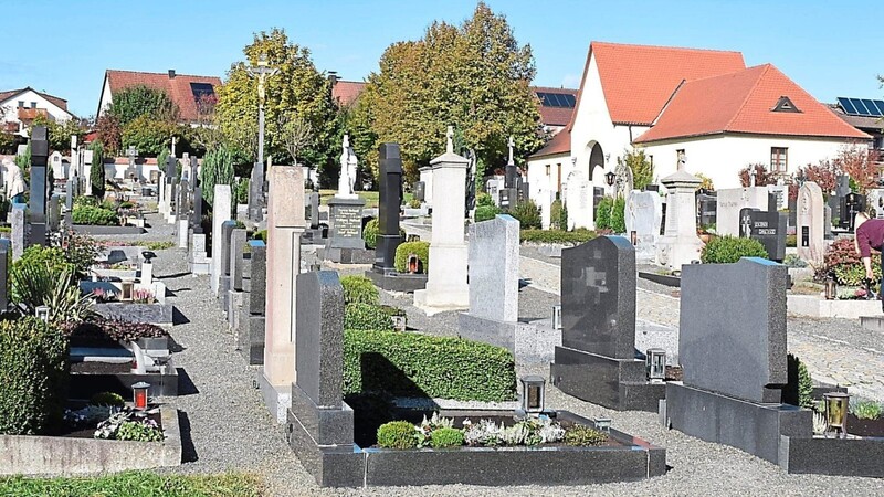Die Pflege des Rötzer Friedhofs ist zum Problem geworden, weil Mitarbeiter fehlen.