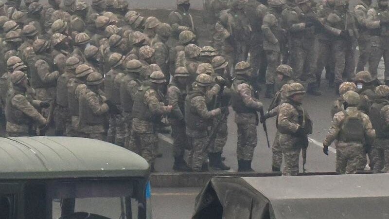 300 kasachische Soldaten sind wegen der Unruhen in gepanzerten Mannschaftswagen angerückt.