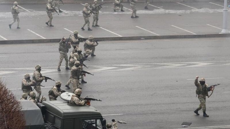 Sicherheitskräfte während einer sogenannten Antiterroroperation im Einsatz, um die Massenunruhen zu beenden.