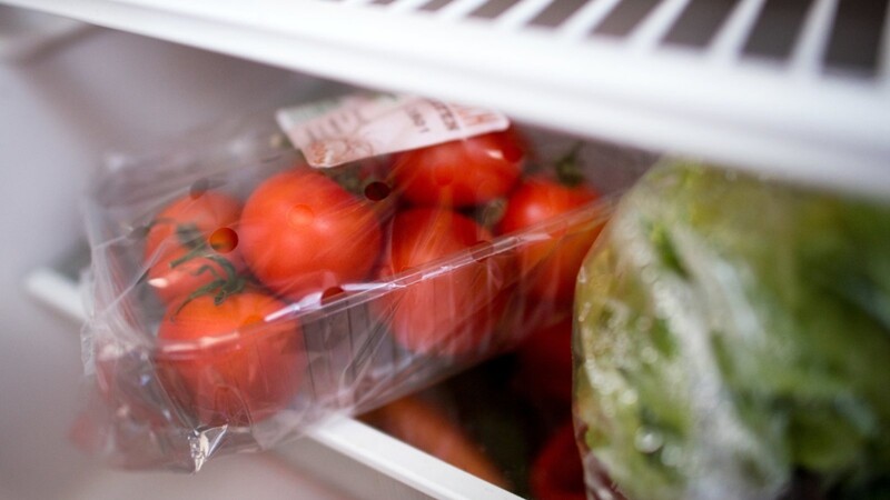 In Plastik verpackte Tomaten und Salatherzen sind zwar so vor Schmutz geschützt. Allerdings wird damit auch Plastikmüll erzeugt.