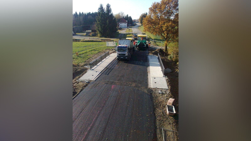 Noch am Montag wurde asphaltiert, doch am Freitag ist die Brücke bei Geisenhausen wieder für den Verkehr freigegeben.