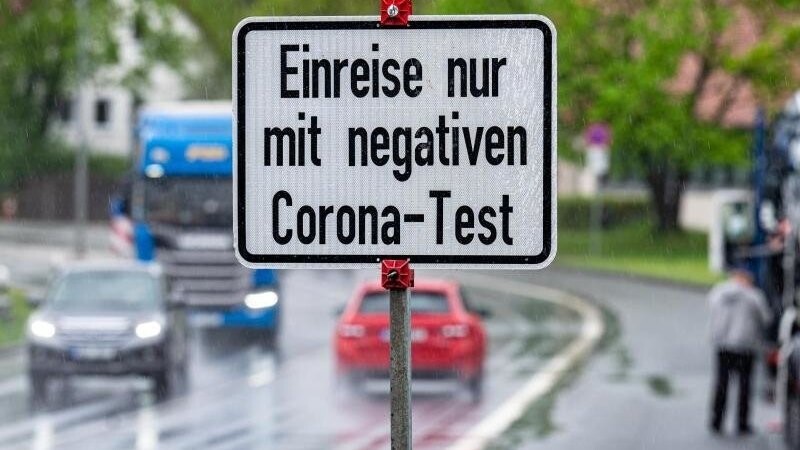 Ein Schild weist an der deutsch-tschechischen Grenze auf die Testpflicht hin.