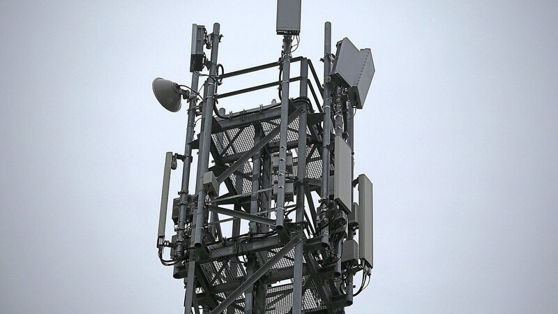 Eine 5G-Antenne steht auf einem Testgelände. Beim Mobilfunk drückt die Union aufs Tempo.