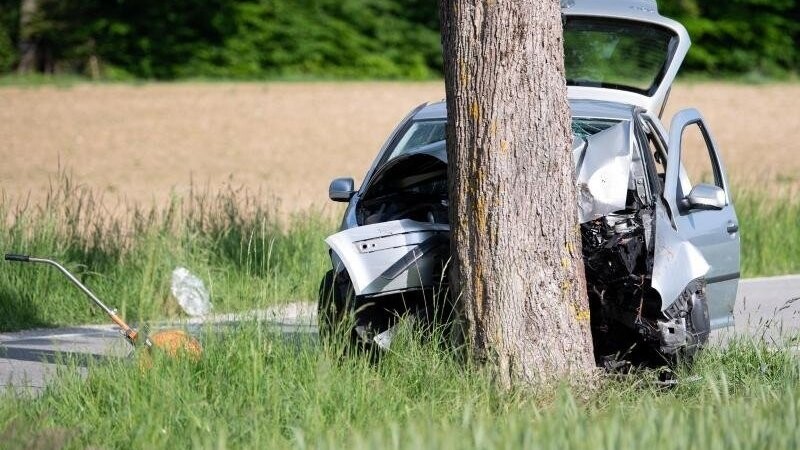 Ein zerstörtes Auto steht an der Unfallstelle. Ein Autofahrer ist in Pöcking bei Starnberg in eine Gruppe von Fußgängern gefahren.