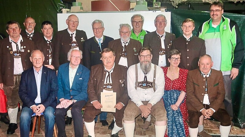 Die Bogener Böllerschützen zusammen mit den Grußwortrednern. Vorne Dritter von links Alois Krottenthaler, der als Gründungsmitglied für 25 Jahre Vereinstreue ausgezeichnet wurde.