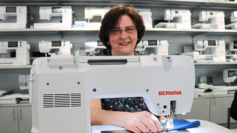 Petra Neuhierl verkauft seit 36 Jahren Nähmaschinen. Die Technik fasziniert sie immer wieder aufs Neue.