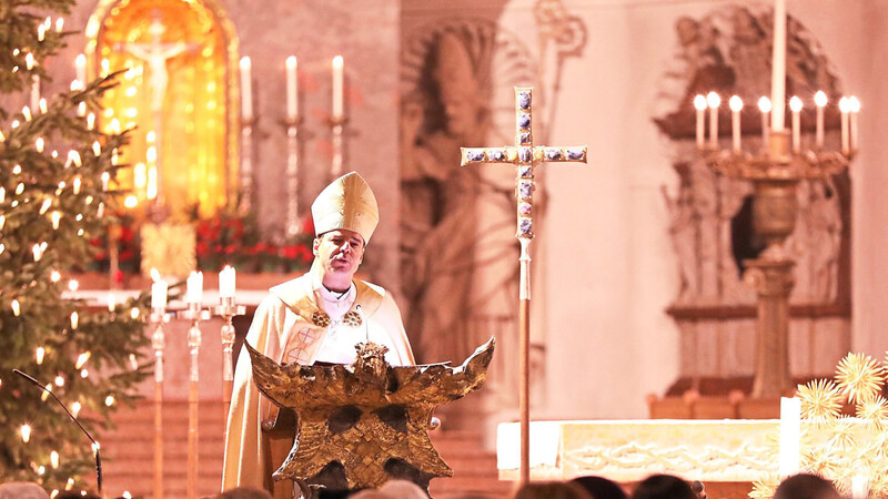 Bischof Stefan Oster feierte die Jahresabschlussandacht am Silvesterabend im vollen Passauer Stephansdom.