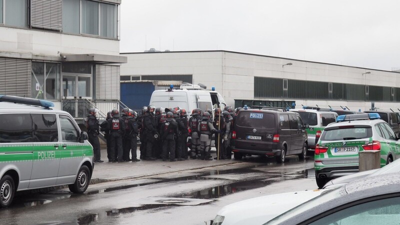 Großeinsatz der Polizei in der Außenstelle Stephansposching des Ankerzentrums Deggendorf.