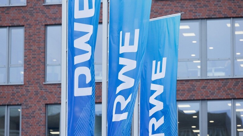 Flaggen wehen vor der RWE-Konzernzentrale in Essen.