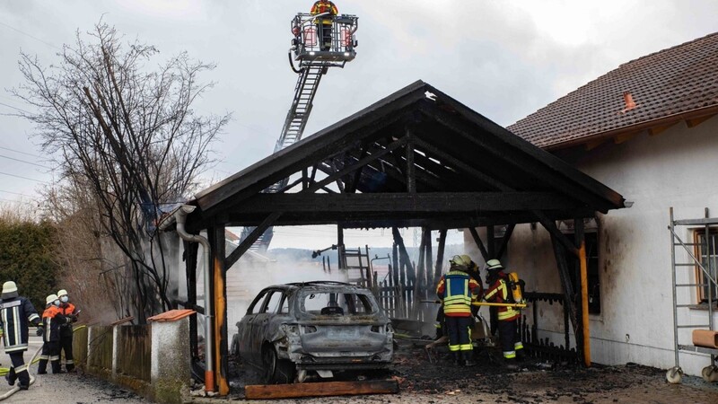 Am Samstagmittag brannte in Seyboldsdorf bei Vilsbiburg ein Carport vollständig ab. Auch ein darin abgestelltes Auto und ein Anhänger waren nicht mehr zu retten.