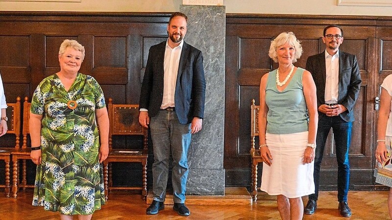 Oberbürgermeister Tobias Eschenbacher und Personalratsvorsitzende Monika Zauner (l.) mit den Jubilaren Elisabeth Lindinger (2. v. l.) und Christian Koch (2. v. r.) sowie den beiden Ruheständlerinnen Astrid Thurm (r.) und Annemarie Bertl (3. v. r.).