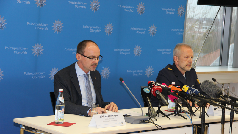 Kriminaldirektor Michael Danninger (links) und Polizeivizepräsident Thomas Schöniger stellten sich den Fragen der anwesenden Journalisten.