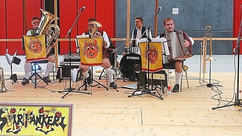 Die "Spirifankerl" Klaus (v. l.), Bettina, Stephan, Sebastian, Richard, Anton, Judith und Evi musizierten im Stadthallen-Park.