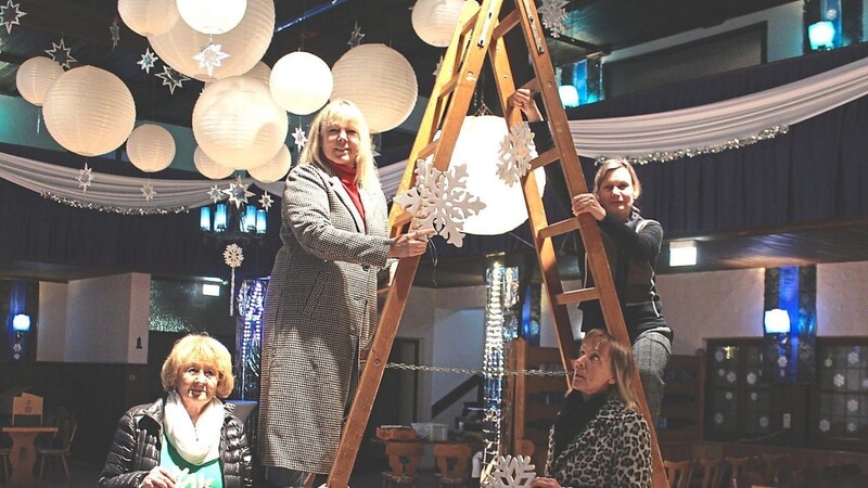 Mit den Farben Blau, Silber und Weiß sorgt das Deko-Team um Marianne Brey und Petra Ackermann für eine traumhafte Kulisse; davon überzeugte sich Kulturreferentin Heike Dannerbeck (rechts) beim Besuch in der TV-Halle.