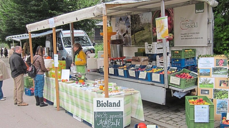 Regionale bäuerliche Produkte gibt es an vielen Ständen beim Bauernmarkt in Ratzenhofen rund um Biergarten und Schloss.