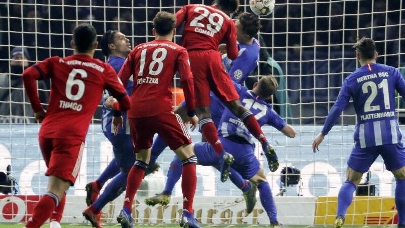 Bayerns Kingsley Coman (M) köpft den Ball zum 3:2 gegen Hertha ins Tor.