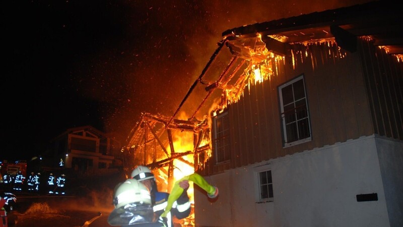 Die Scheune stand beim Eintreffen der Einsatzkräfte in Flammen. Auch auf das Wohnhaus griff der Brand über.