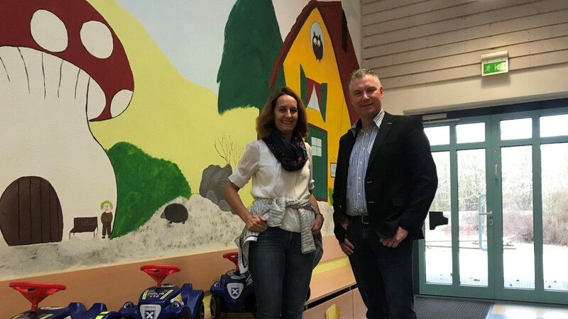 Kindergartenleiterin Sabine Stadler mit Agentur-Inhaber Thomas Frei.