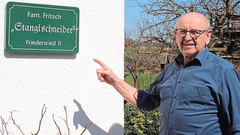 Georg Fritsch ist die achte Generation von Stanglschneidern auf dem Anwesen in Friedersried. Er organisierte 2007 auch die Verteilung von 71 Hoftafeln in vier Ortschaften.