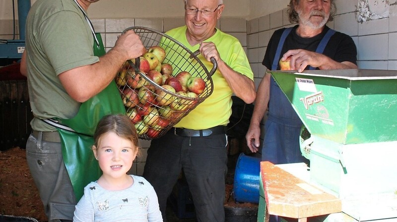 Beim Gartenbauvereinsvorsitzenden, Martin Aigner (links), gibt es die Möglichkeit, Obst zu Saft zu pressen.