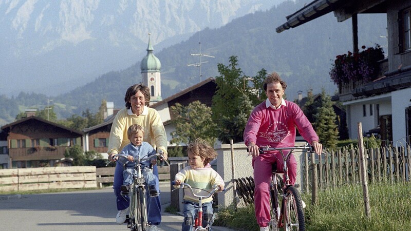 Pures Familienglück: Rosi Mittermaier mit Gatte Christian Neureuther und den Kinder Ameli und Felix auf'm Radl in Garmisch unterwegs.