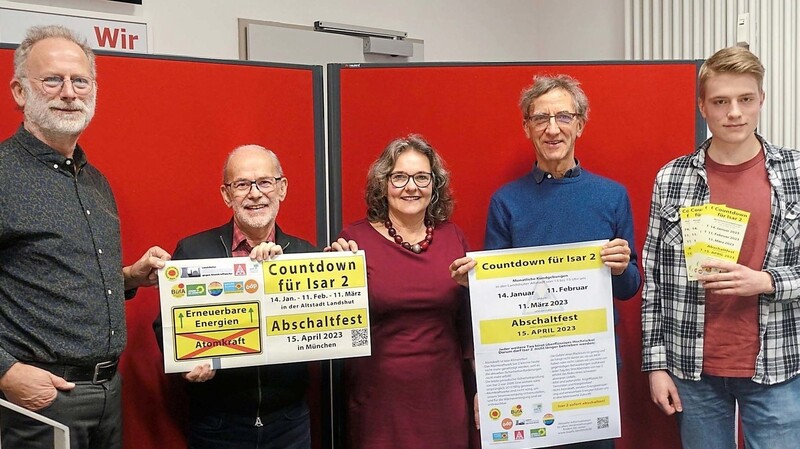 Heinrich Inkoferer (von links), Robert Grashei, Christine Ackermann, Luis Herrmann und Johannes Hunger zählen den "Countdown für Isar 2" an .