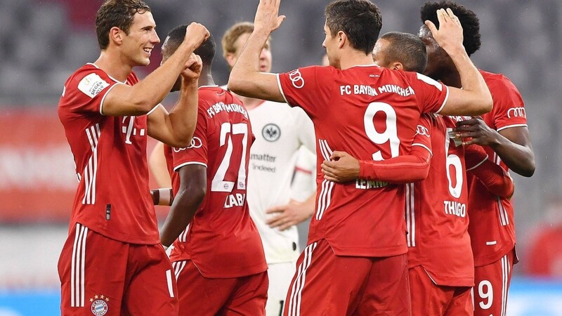 Die Bayern bejubeln den Siegtreffern von Robert Lewandowski (Nummer 9).