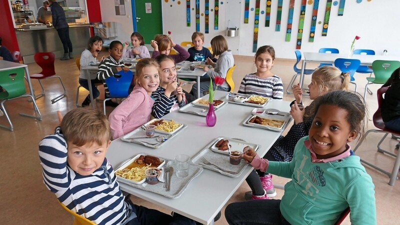Die Kinder der gebundenen Ganztagsschule bekommen montags bis donnerstags ihr Mittagessen in der Schule.