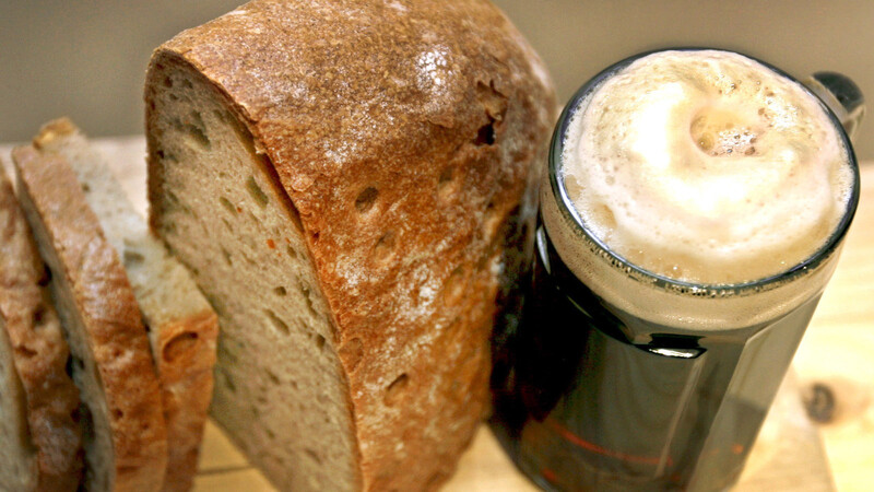 Wer in der Fastenzeit auf Essen verzichtet, darf immerhin Starkbier trinken. Daher kommt auch der Ausdruck "Flüssiges Brot".