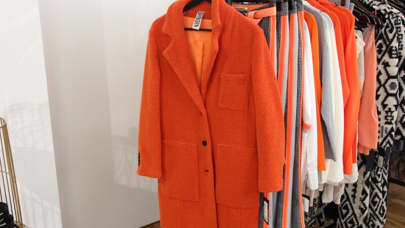 Mit der Trendfarbe Orange ist man laut Sabine Herbst gut ausgerüstet.
