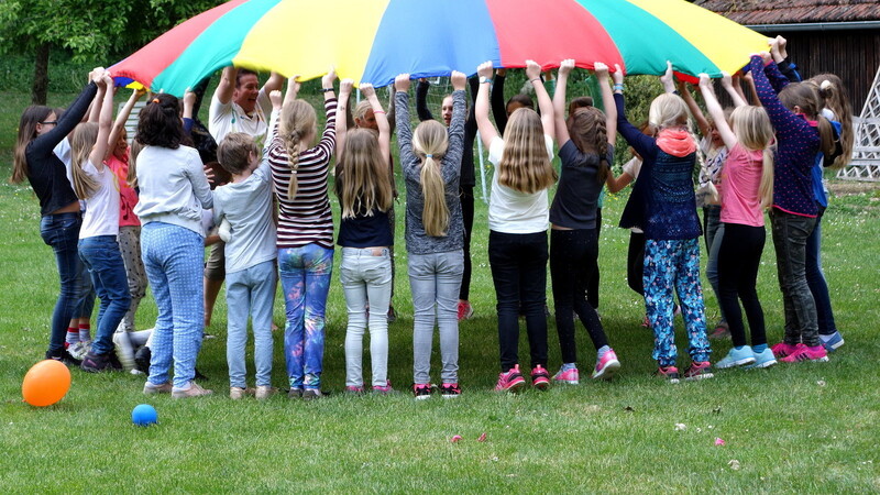 "Schwungtuch-Spiele" sind nur eine von vielen Aktionen des "offenen Astwerks" für die Kinder der Gemeinde Tiefenbach.