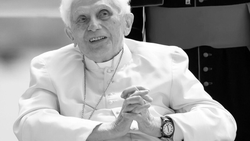 In Regensburg findet ein Requiem für den gestorbenen emeritierten Papst Benedikt XVI. statt.