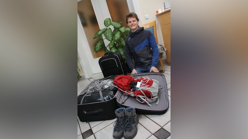 Die Koffer sind gepackt: Heute fliegt Matthias los, am Freitag beginnt er mit seinem Marsch.