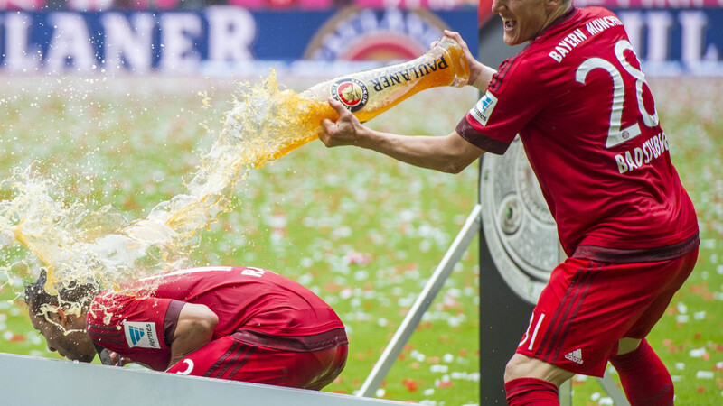 Für manche ein Genuss, für andere ein Muss: die traditionelle Weißbier-Dusche nach dem Gewinn der Deutschen Fußballmeisterschaft. (Foto: dpa)