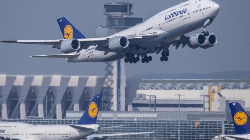 Wie Gäste künftig an Bord begrüßt werden, entscheidet nach Angaben der Lufthansa die Kabinenchefin oder der Kabinenchef.