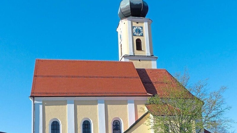 Die Schorndorfer Pfarrkirche "Maria Immaculata" früher und heute, ehemals vorgelagert das "Kooperator-Häuschen" (frühere Bezeichnung des heutigen Pfarrvikars) und in der neuen Zeit das Kriegerdenkmal.