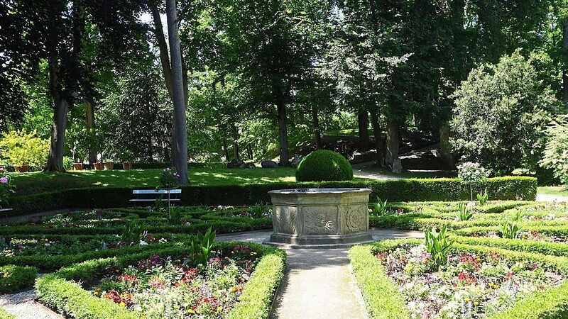 Den Renaissancegarten ziert mittig ein achteckiger Sandsteinbrunnen.