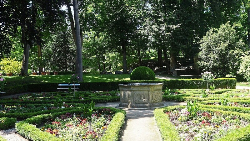 Den Renaissancegarten ziert mittig ein achteckiger Sandsteinbrunnen.