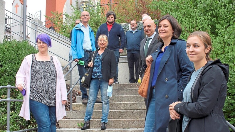 MdL Dr. Sabine Weigand (Mitte) und ihr Team vor der Zachäus-Kirche, die ebenfalls besichtigt wurde.