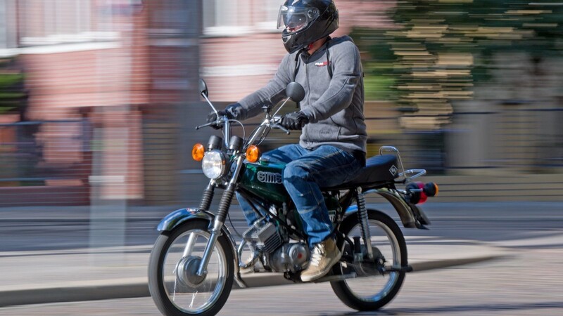 Ab dem 1. März gilt: Kennzeichen von Mofas und Mopeds müssen grün sein. (Symbolbild)