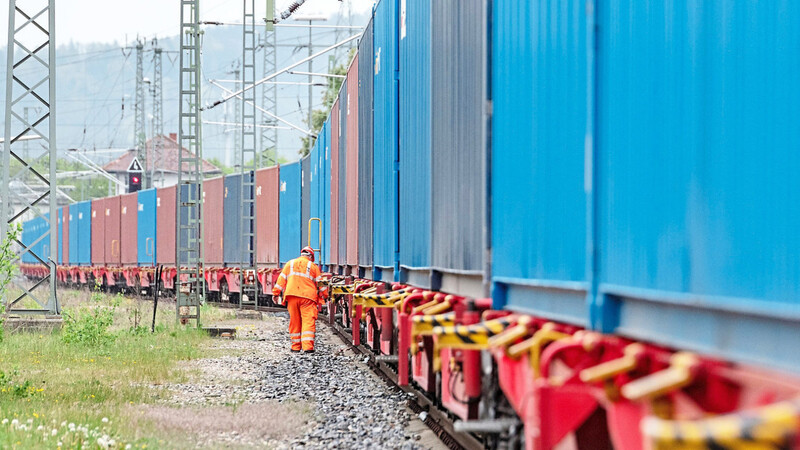 Ein Zug mit Containern steht auf Gleisen an einem Bahnhof: Internationale Handelskonflikte haben die deutsche Wirtschaft ausgebremst.