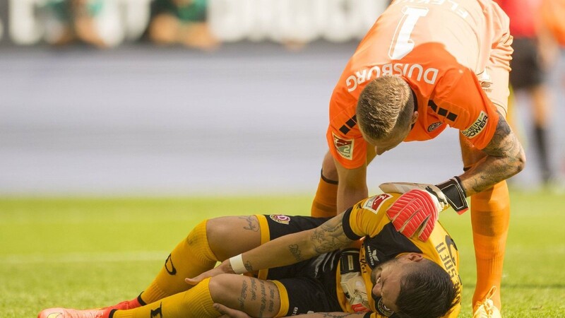Dynamo Dresdens Pascal Testroet hat sich gleich im ersten Saisonspiel schwer am Knie verletzt.
