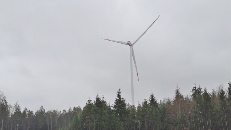 Die nächstgelegenen Windräder der heute gebauten Größenklasse stehen in der Nähe von Wiesenfelden im Landkreis Straubing.