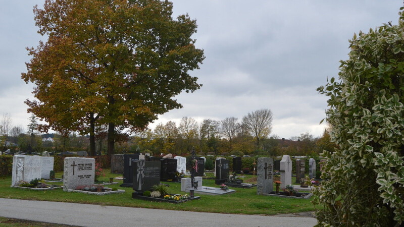 Insgesamt sind die Grabstellen auf dem gemeindlichen Friedhof gut gepflegt und in würdigem Zustand.