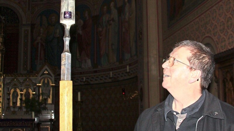 Peter Renju betrachtet das Kreuz, das zu Ende der Fastenzeit entfernt wird.