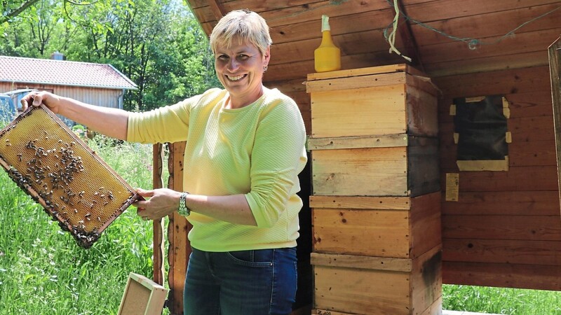 Claudia Brückl ist seit zehn Jahren Imkerin; mittlerweile auch Vorsitzende des Imkerkreisverbands Waldmünchen und des Imkervereins Waldmünchen.