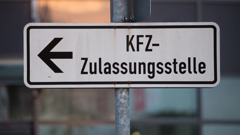 "KFZ-Zulassungsstelle" steht am 21.01.2015 in Landau an der Isar (Bayern) auf einem Schild. Seit der Corona-Pandemie hat der Automobilhandel mit rückläufigen Verkaufszahlen zu kämpfen.