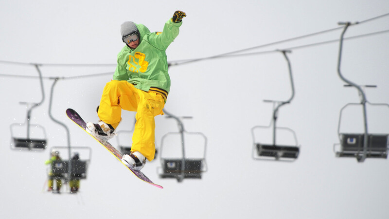 Rund 4,2 Millionen Deutsche rasten in der Saison 2011/2012 über die Pisten. Aber ist Skifahren eigentlich schädlich für die Umwelt und wie kann man Schäden verhindern? (Foto: dpa)